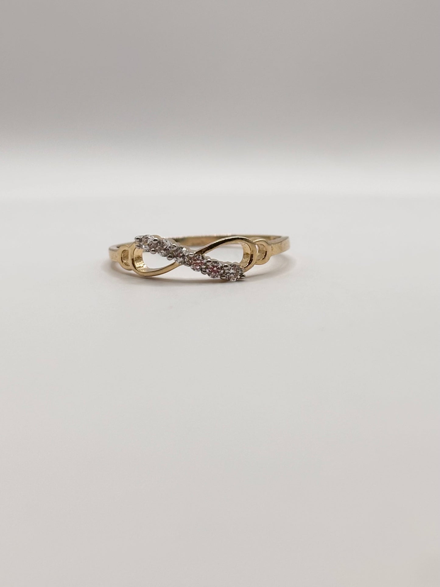 14k Infiniti ring with a design