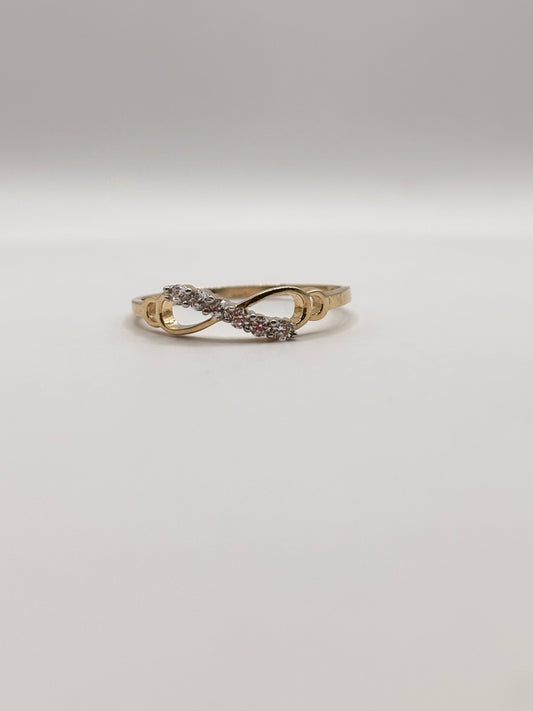 14k Infiniti ring with a design