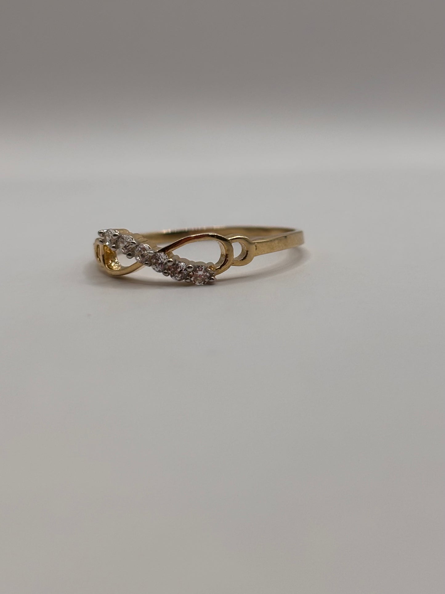 14k Infiniti ring with a design