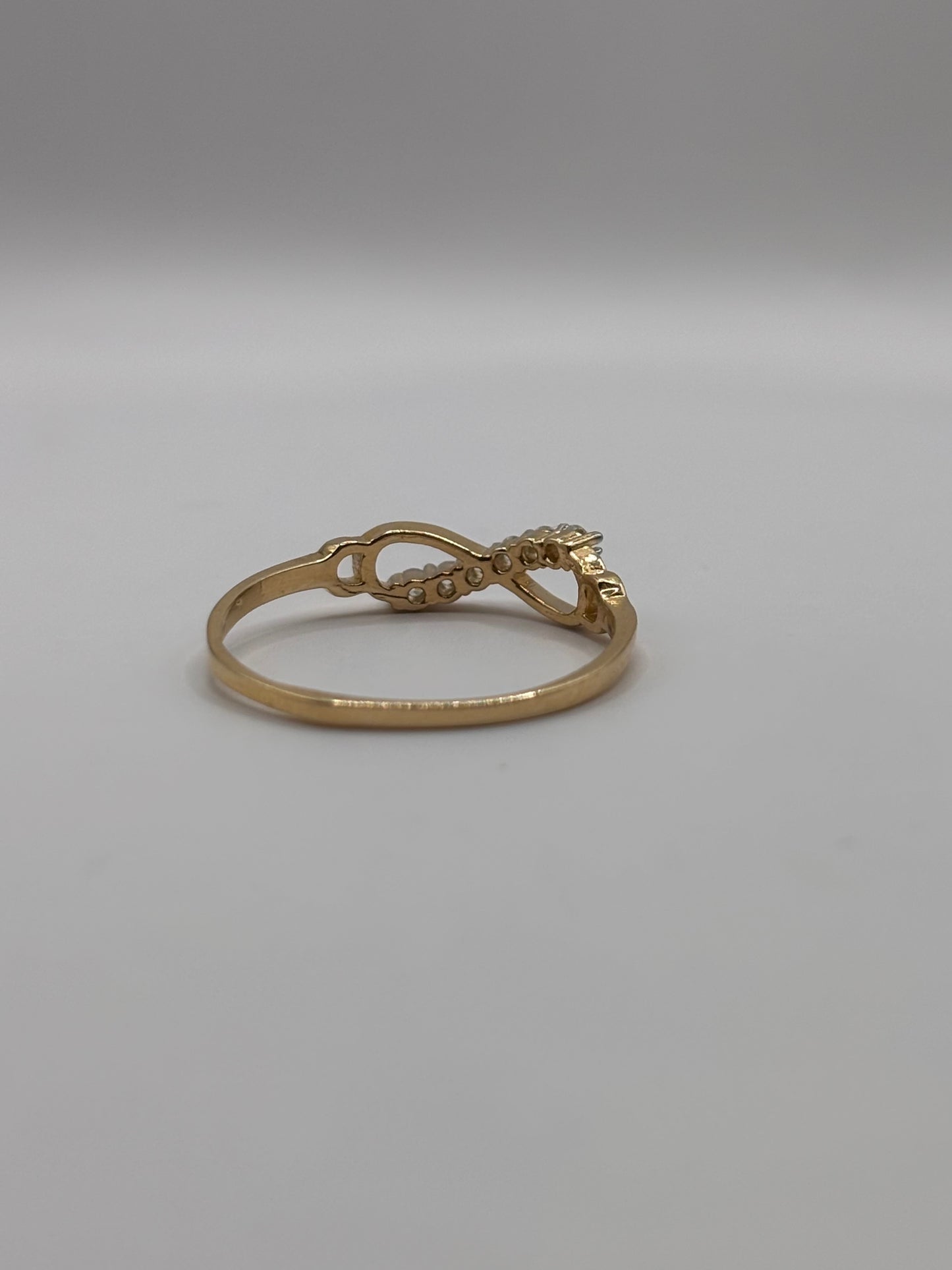 14k Infiniti ring with a design