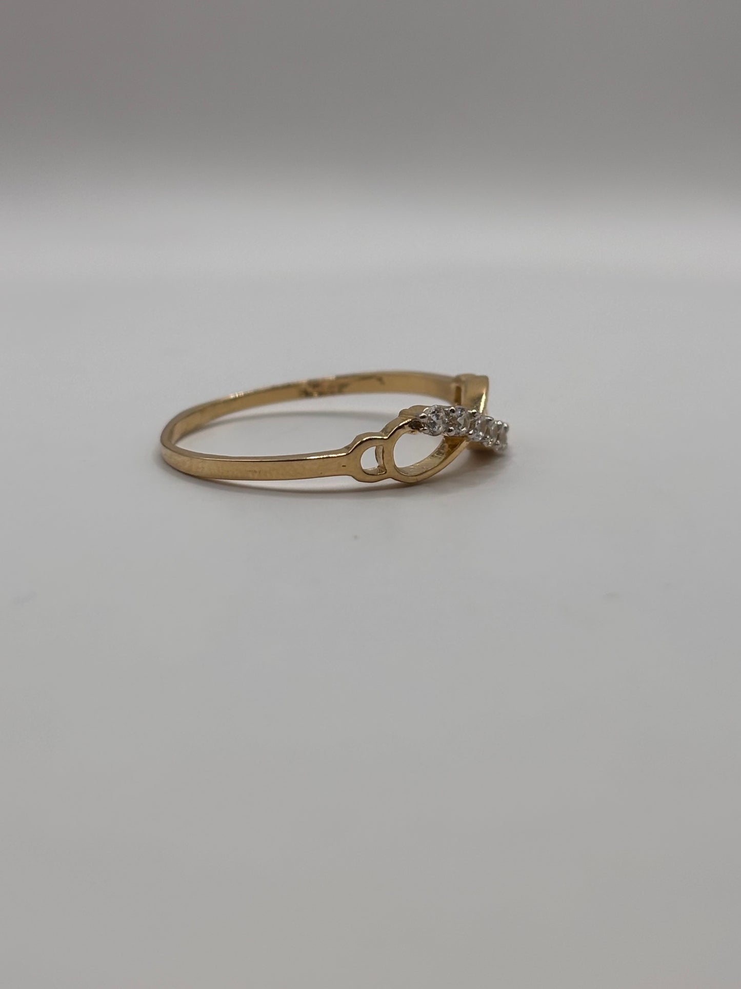 14k Infiniti ring with a design